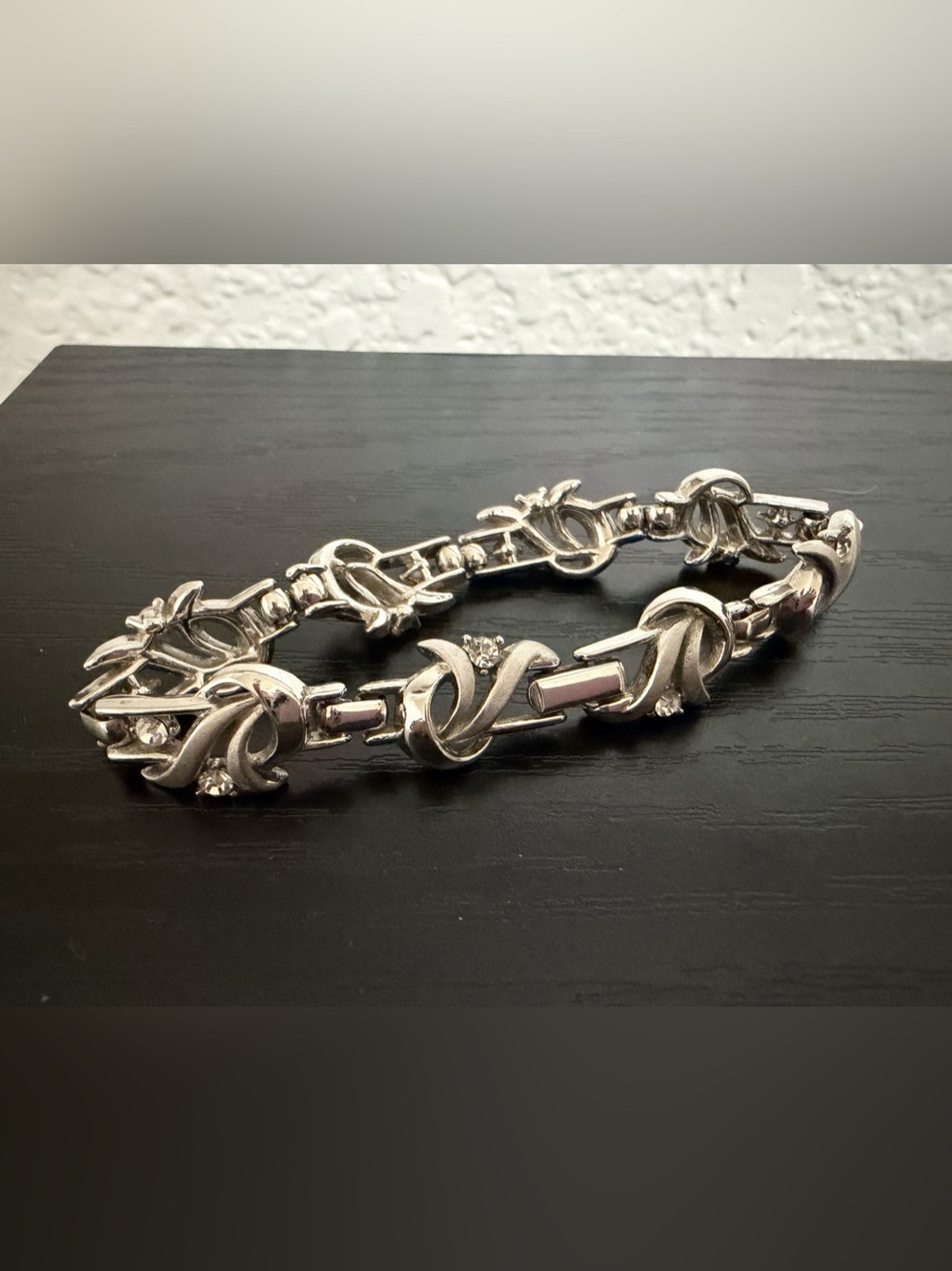 vintage 1950s–1960s "Crown Trifari" rhodium-plated ribbon swirl and leaf link